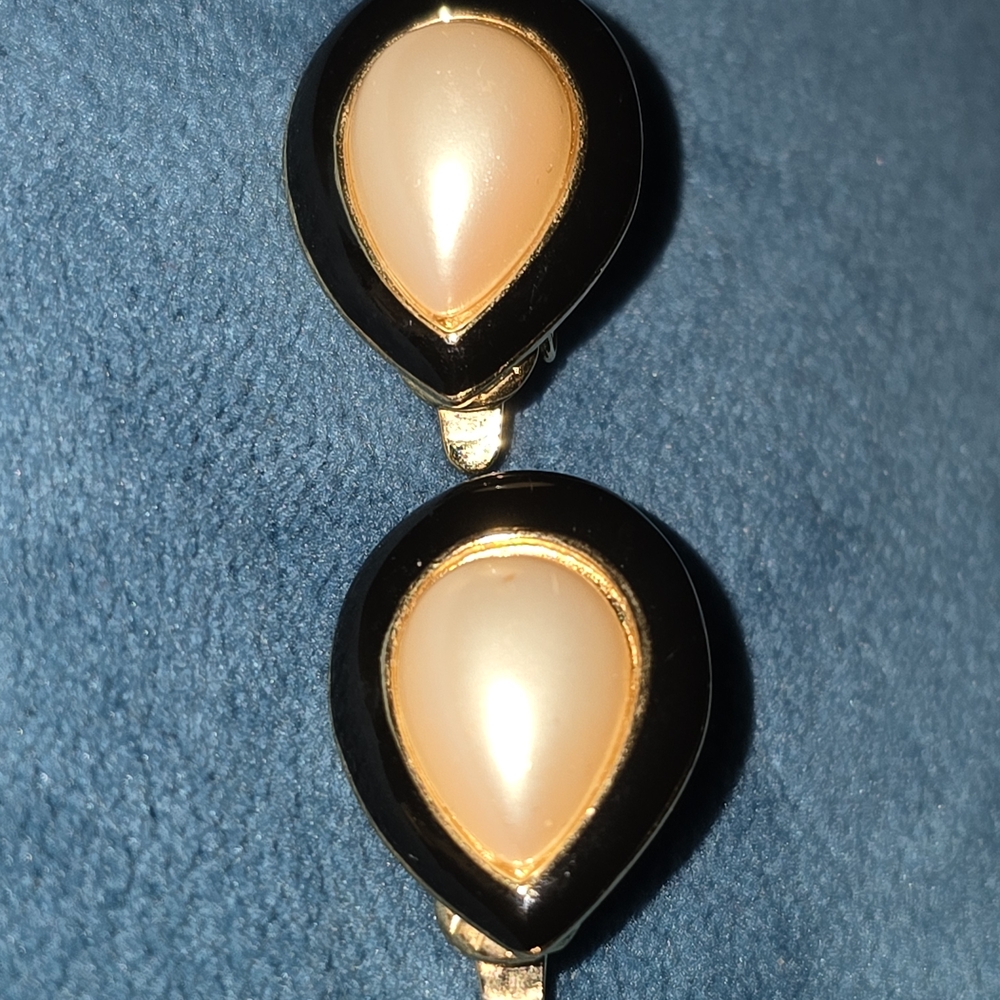 Trifari Vintage Black and Cream Teardrop Clip On  Earrings